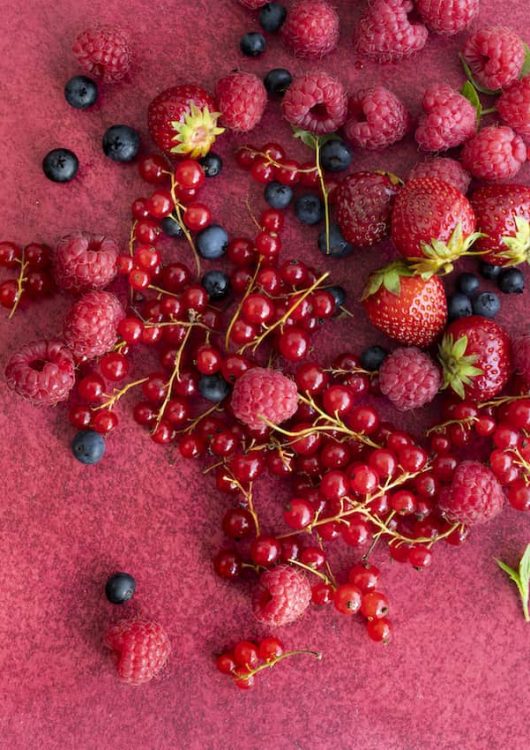 Kermaisen kuohkea Moscato-sabayon tummilla marjoilla