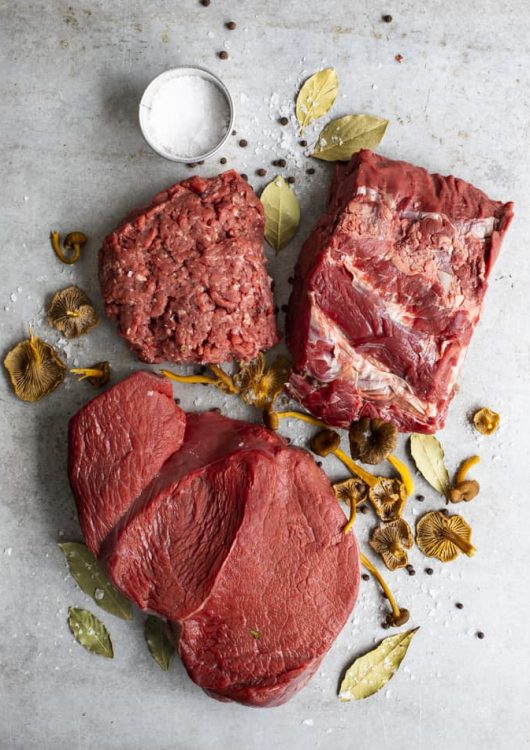 Perinteiset hirvenlihapullat piparjuuriperunamuusilla