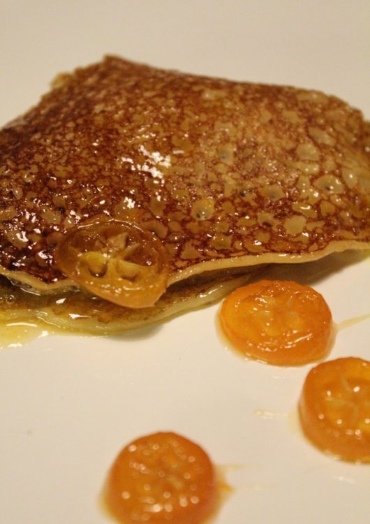 Crepes Suzette ja karamellisoidut kumqvatit