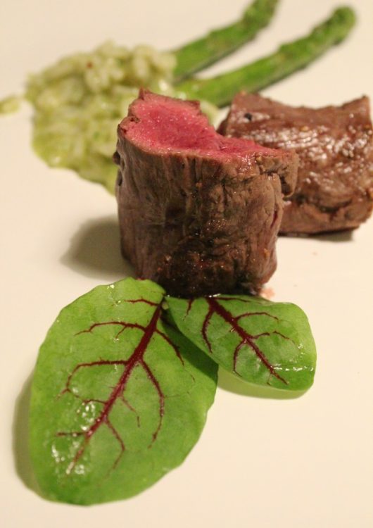 Poron sisäfilettä ja parsa-rucolarisottoa