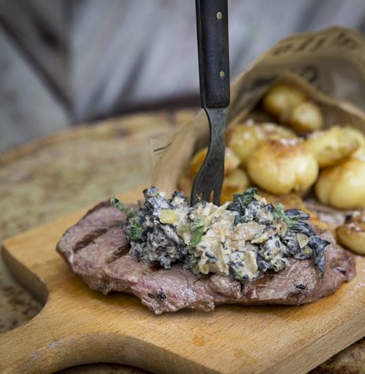 Mustatorvisienimuhennosta, pihviä ja ryttyperunaa