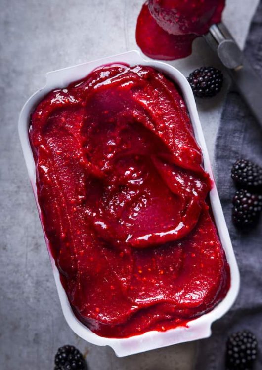 Punaherukka-boysenmarjasorbetti