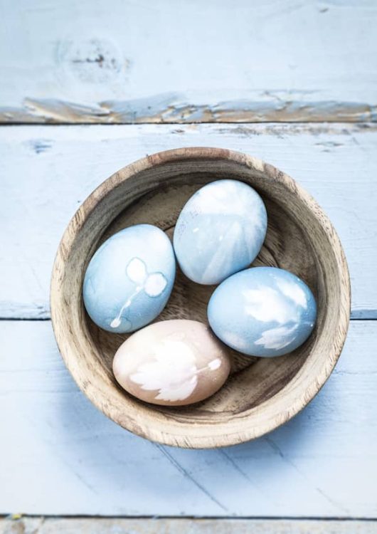 Värjätyt pääsiäismunat lehtikuviolla