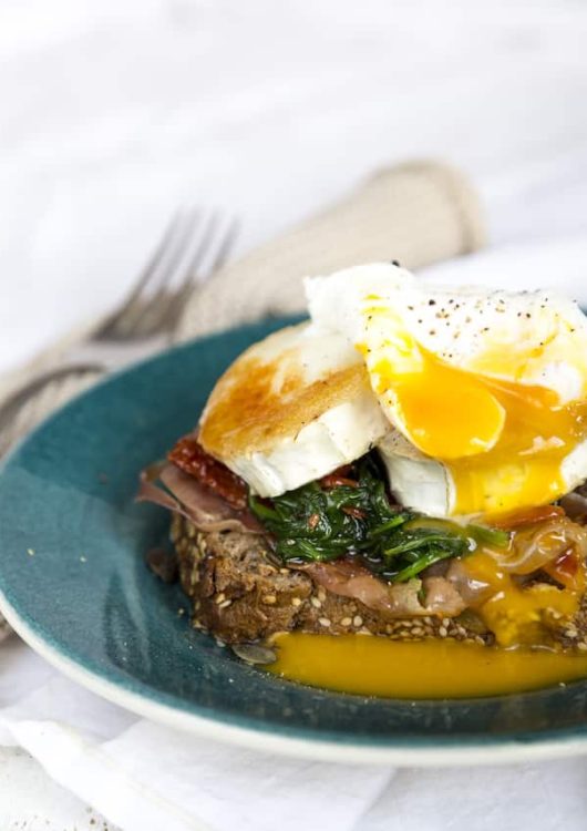 Vuohenjuusto-uppomunaleipä