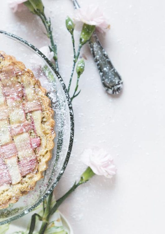 Raparperipiirakka frangipaanitäytteellä