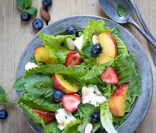 Marjaisa fetasalaatti