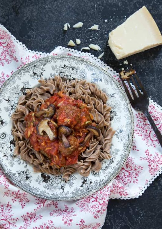 Kesäkurpitsa-lihapullapasta