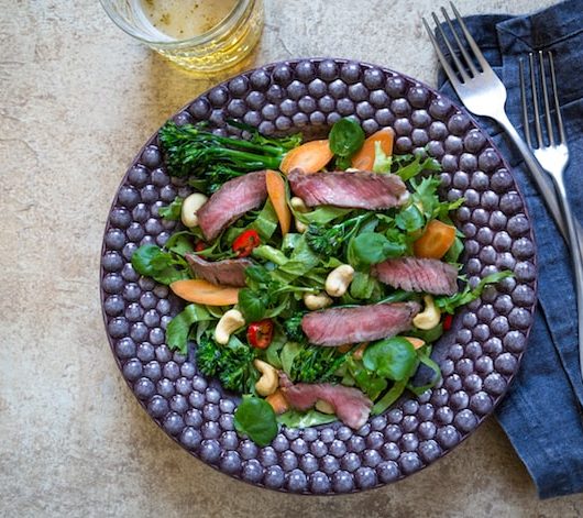 Aasialainen naudanlihasalaatti