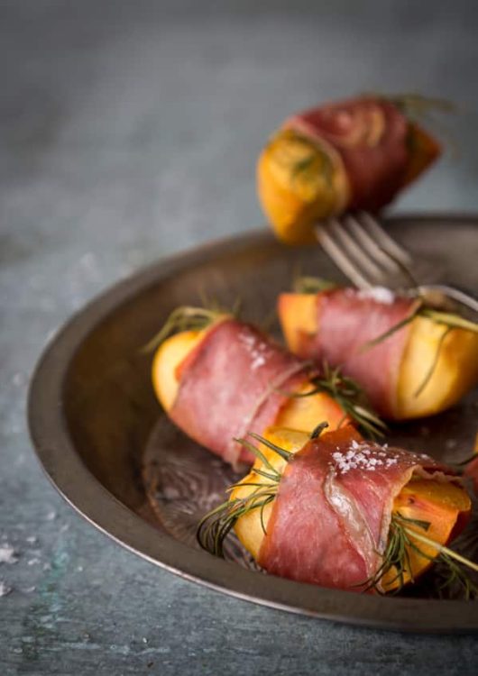 Persimontapakset eli ilmakuivattua kinkkua ja persimonia