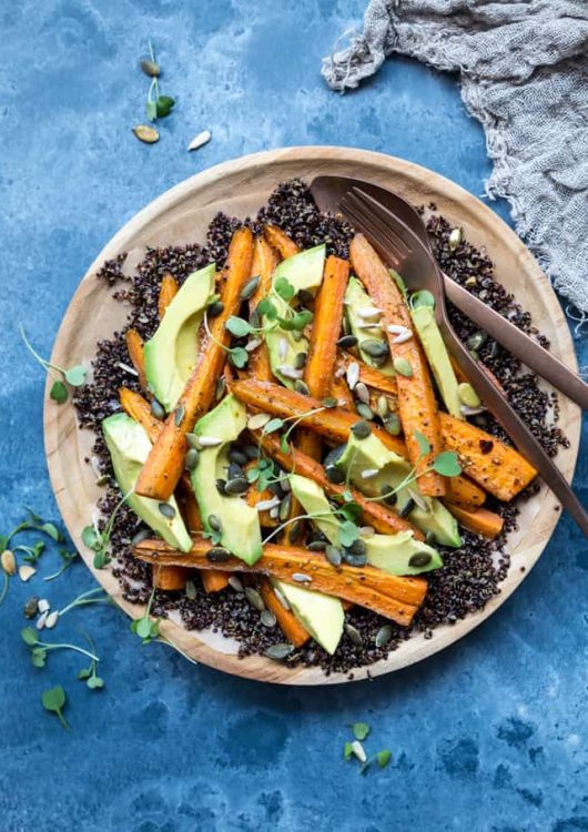 Lämmin porkkana-avokadosalaatti