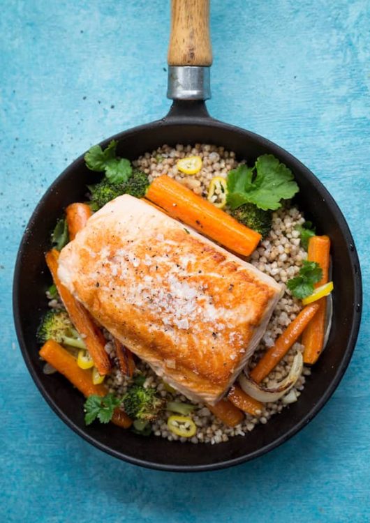 Paistettua lohta ja paahdettu tattarilisuke