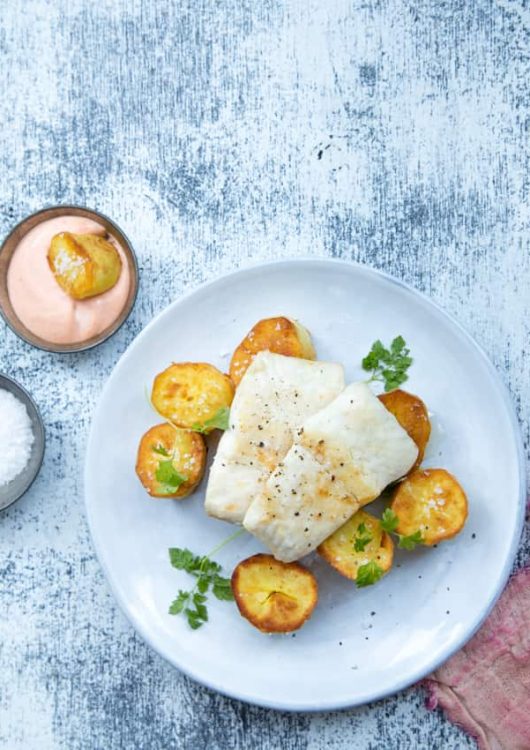 Paistettu hauki, rapeat perunat ja srirachamajoneesi