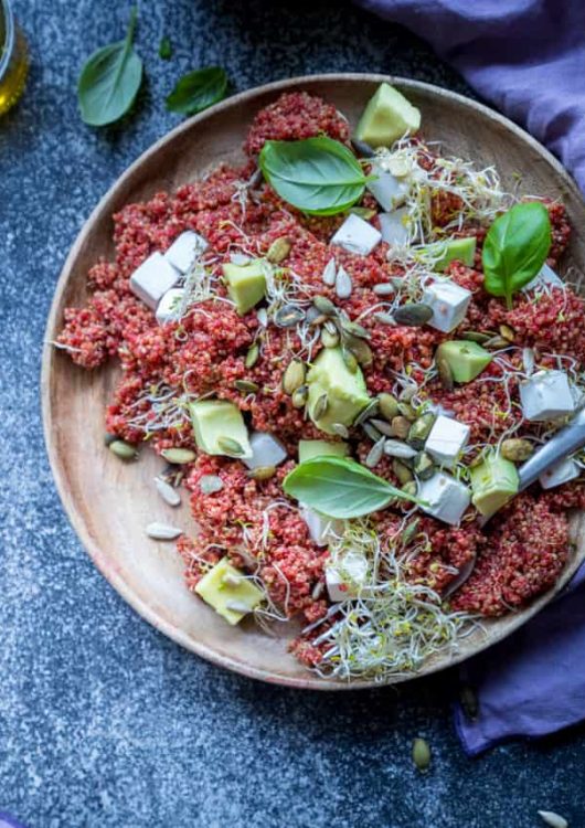 Punajuurella värjätty kvinoasalaatti