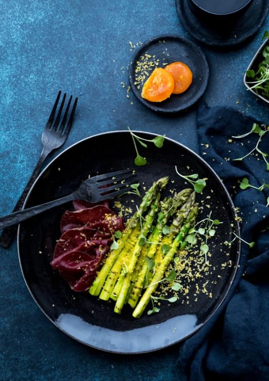 Paistettua parsaa, bresaolaa ja graavattua keltuaista