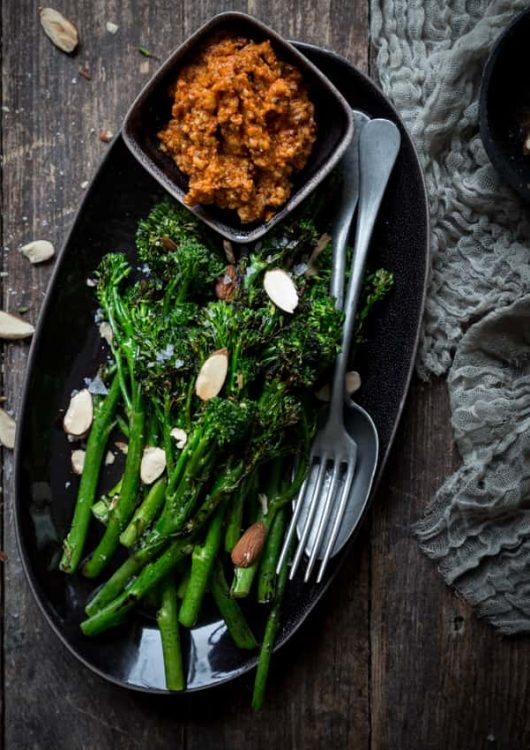 Grillatut broccoliinit ja romescokastike