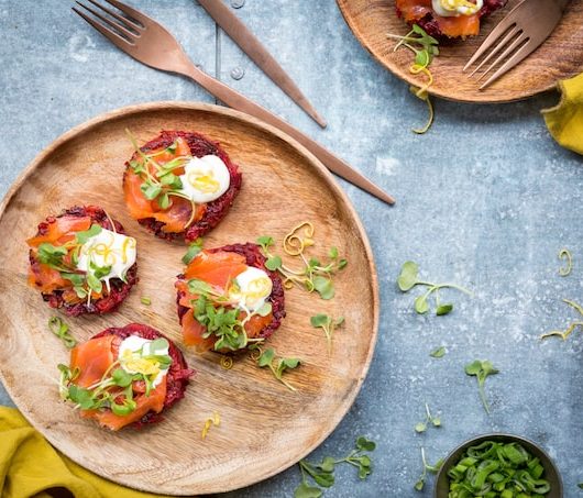 Tricoloriröstit kylmäsavukirjolohella