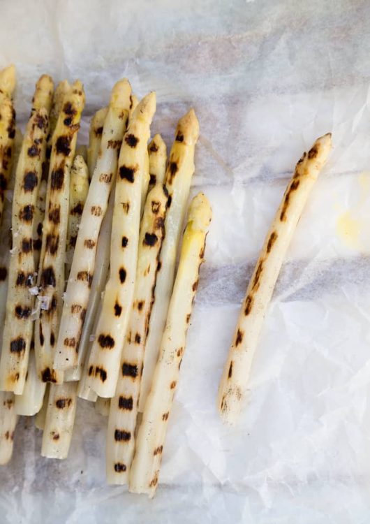 Grillattu valkoinen parsa