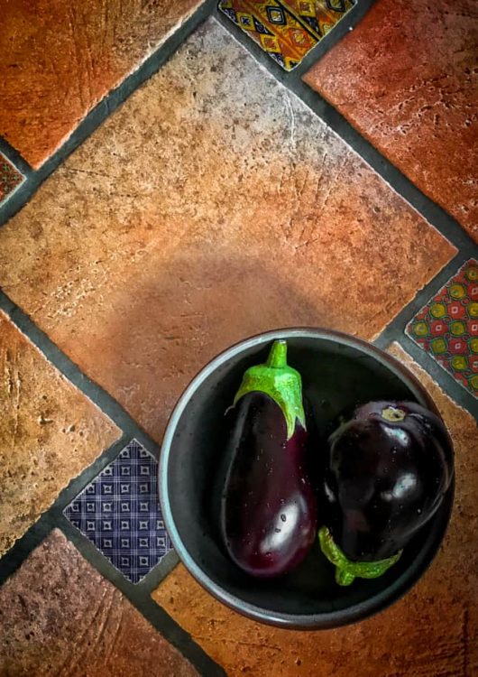 Grillattua munakoisoa, paahdettuja kikherneitä ja hummusta