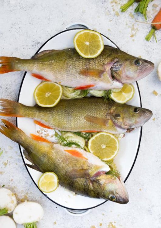 Grillattu ahven, nauriita ja porkkanoita sekä voi-sitruunakastike