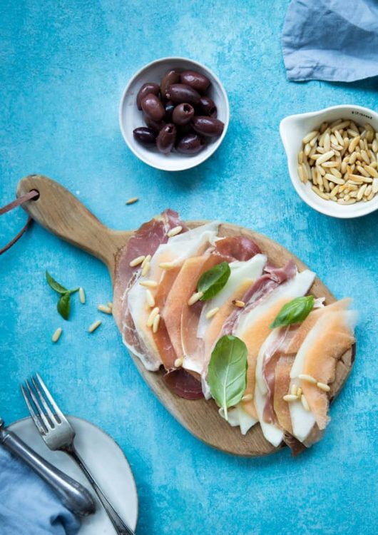 Meloni-parmankinkkusalaatti