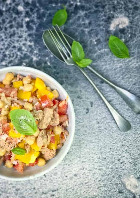 Katalonialainen tonnikala-kikhernesalaatti