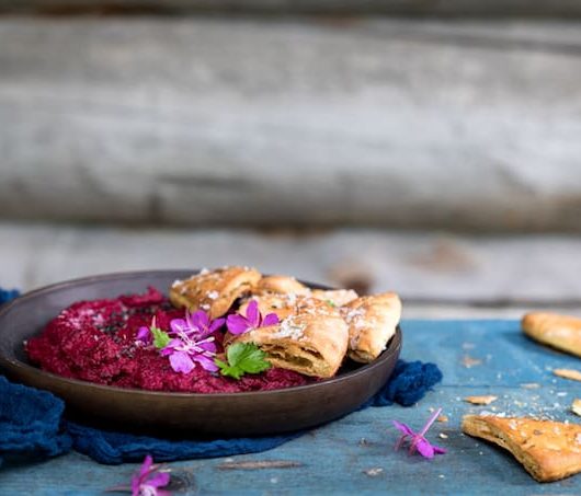 Punajuurihummus ja pitasipsit