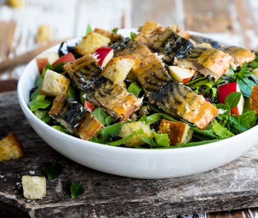 Savupippurimakrillisalaatti