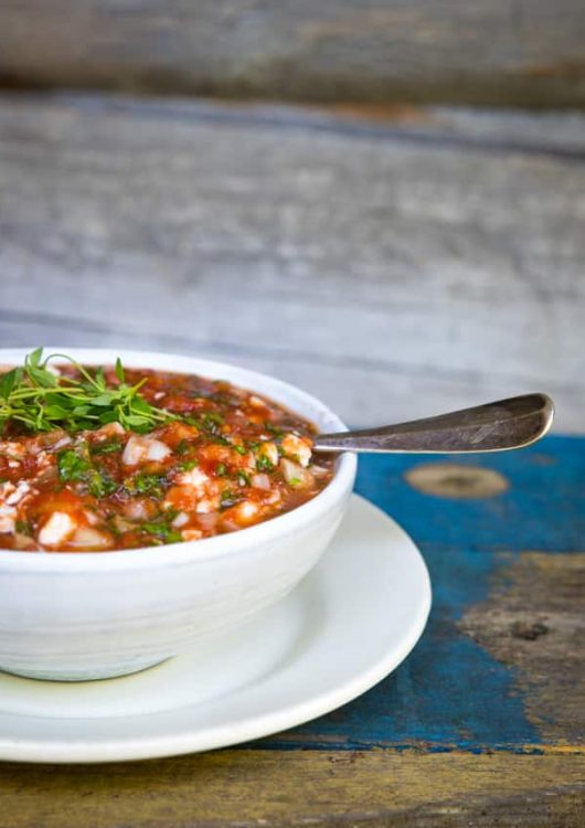 Feta-yrtti-tomaattikastike pastalle