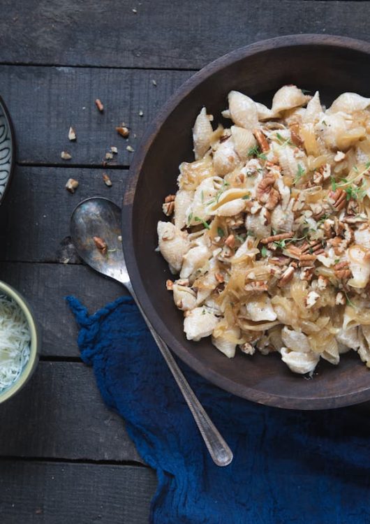 Karamellisoitu sipulipasta