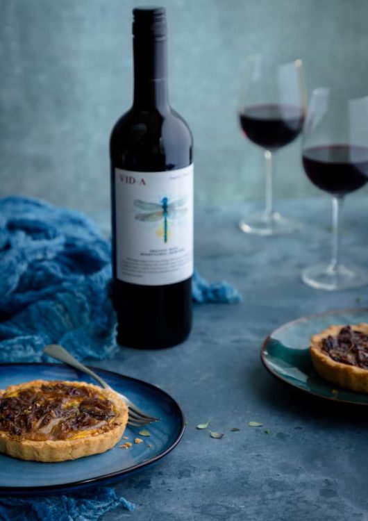 Sipulipiirakat karamellisoidusta sipulista