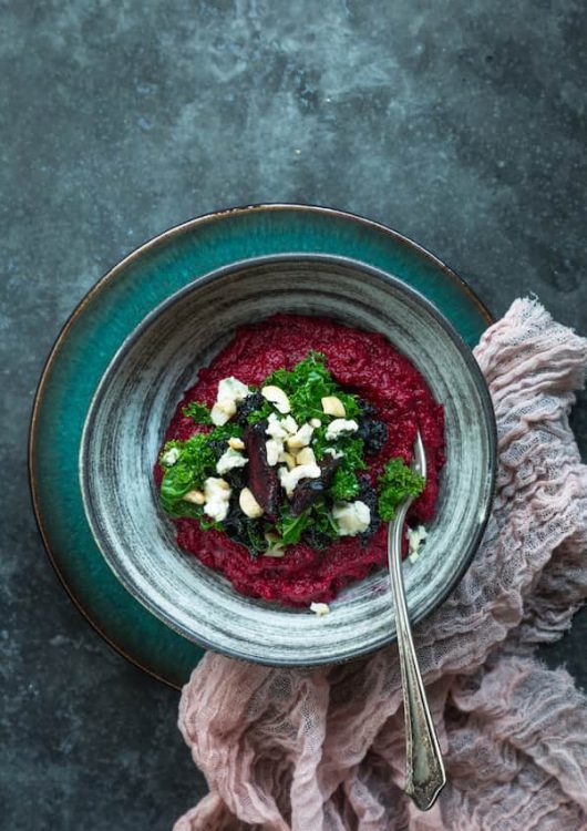 Punajuuripolentaa, lehtikaalia ja sinihomejuustoa