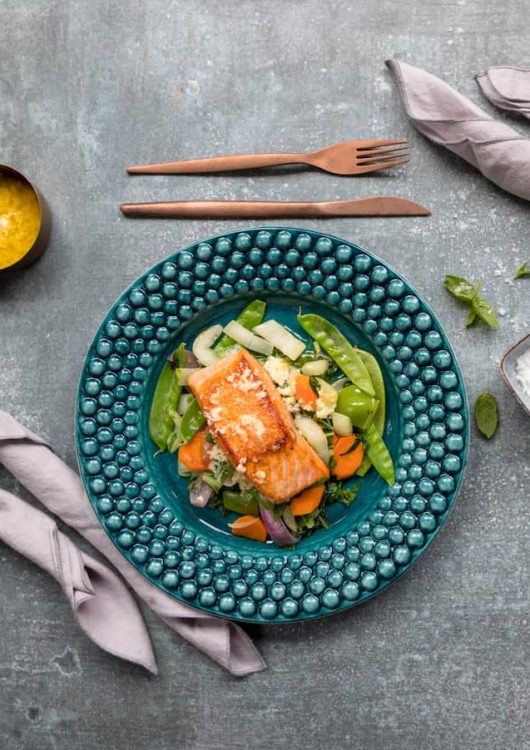 Paistettua lohta ja inkivääri-piparjuurikastike