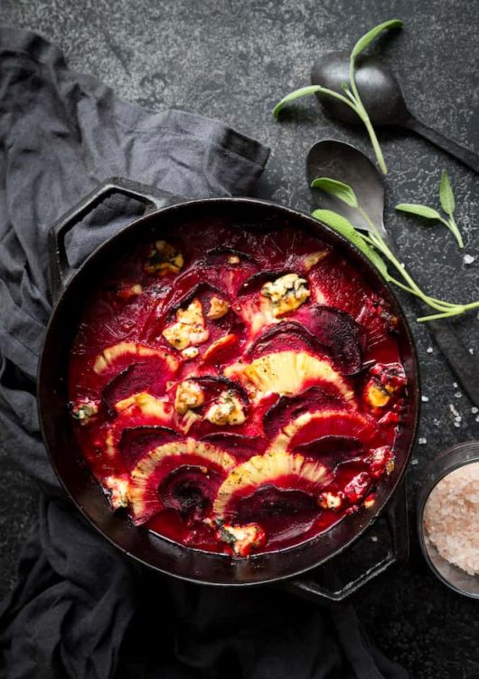 Punajuuri-ananas-sinihomejuustovuoka