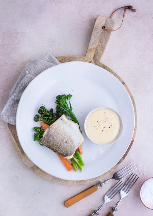 Paistettua siikaa, broccoliini-porkkanalisuke ja hollandaisekastiketta