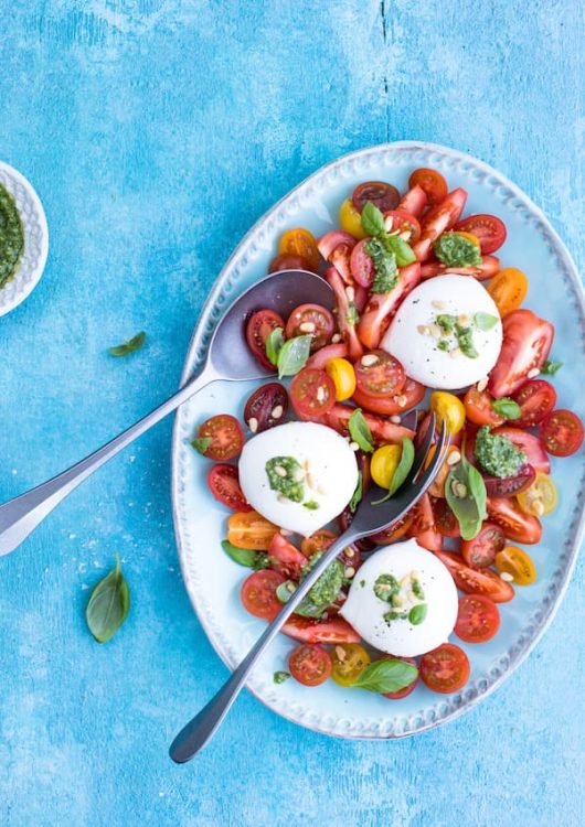 Buffetpöydän tomaatti-mozzarellasalaatti