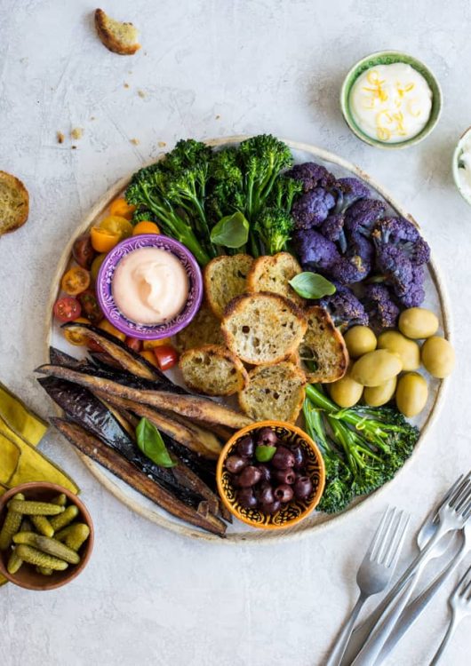 Kasvistarjotin majoneesidipeillä