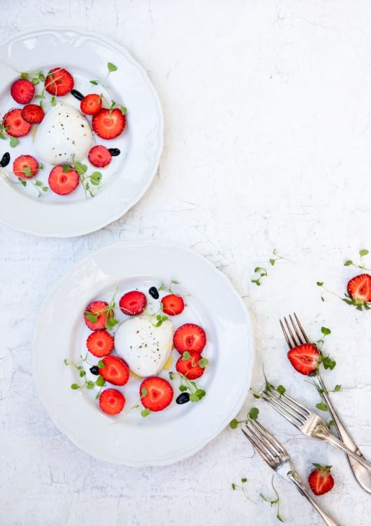 Mansikka-mozzarellasalaatti