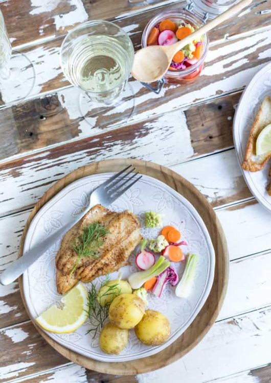 Paistetut ahvenfileet ja pikkelöidyt kesävihannekset