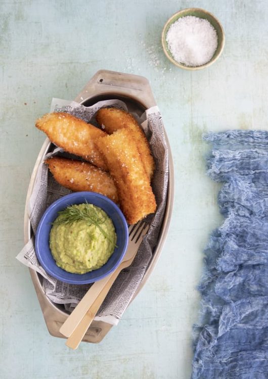 Paneroitu lohi ja hernehummus