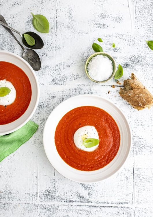 Tomaattikeitto mozzarellalla