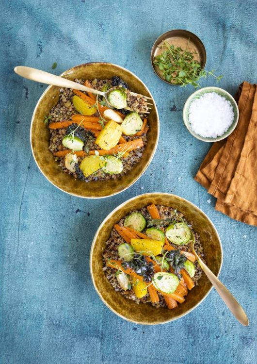 Paahdettuja vihanneksia ja kvinoa-kikhernelisuketta