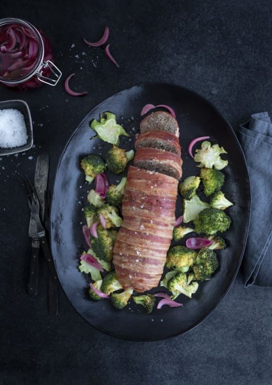 Pekoniin kääritty hirvimureke