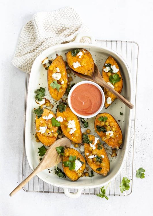 Uunibataatit ja tomaatti-tahinikastike