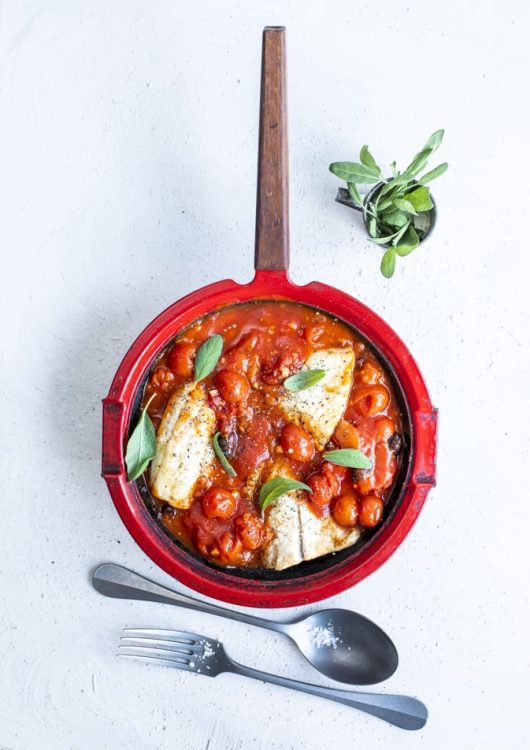 Kuhaa ja kirsikkatomaatteja