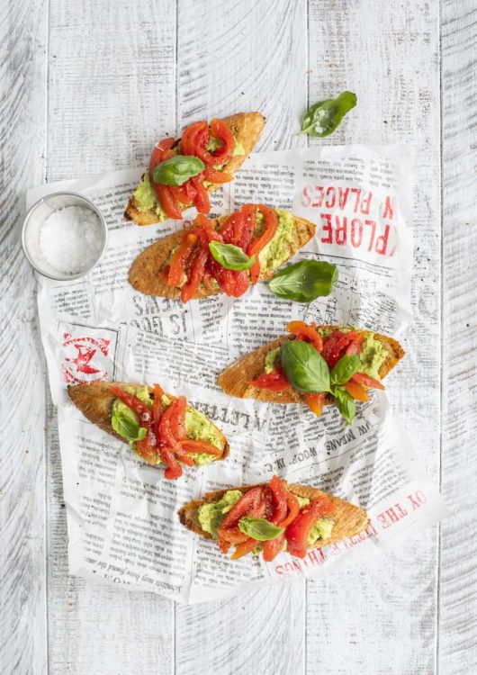 Tomaatti-avokadocrostinit