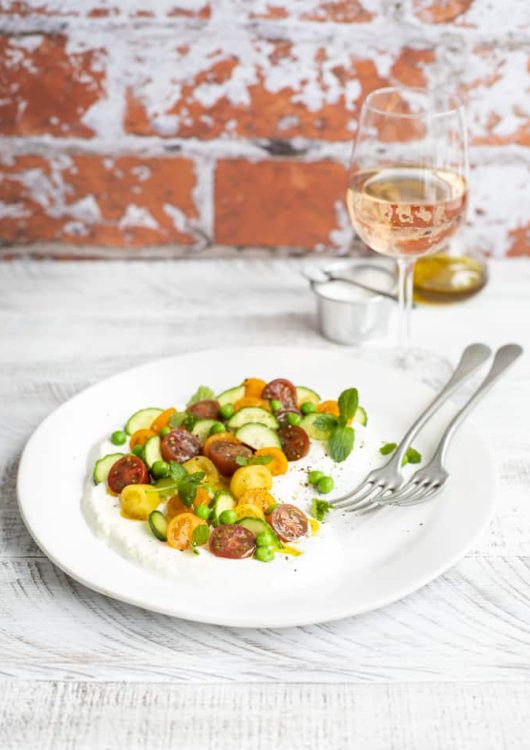 Tomaatti-jugurttisalaatti