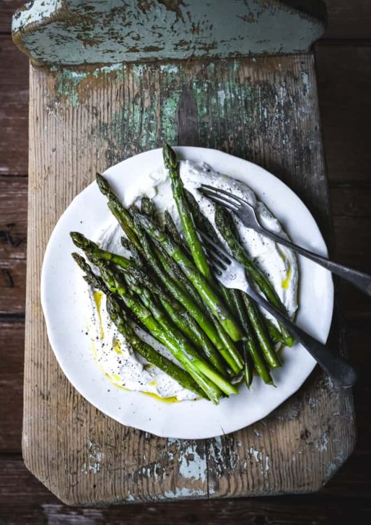 Paistettua parsaa ja ricottaa