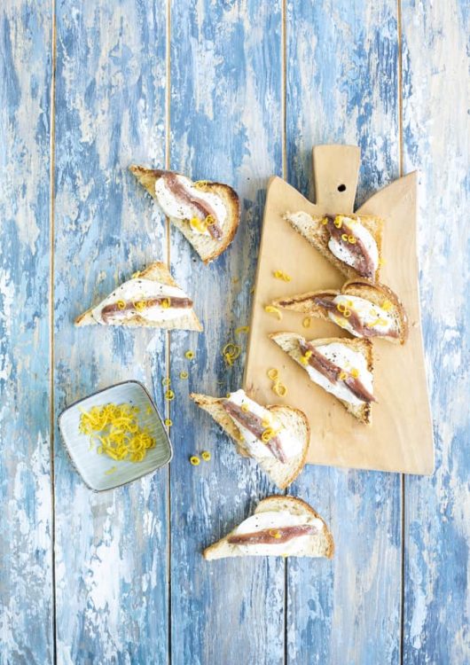 Sardelli-burrataleipäset