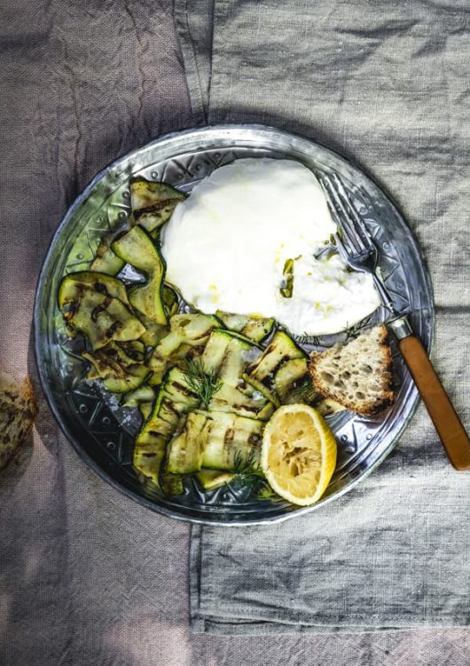 Grillattua kesäkurpitsaa ja burrataa