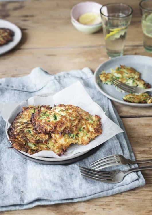 KESÄKURPITSA-HALLOUMIFRITTERIT